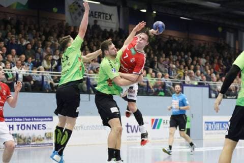 Leif Tissier Handball Sportverein Hamburg 7 vs Yannick Draeger TV Emsdetten 19 front and Sven Wesseling TV Emsdetten 24 left TV Emsdetten vs Handball Sportverein Hamburg Handball 2 Bundesliga 09 11 2018 TV Emsdetten vs Handball Sportverein Hamburg Handball 2 Bundesliga 09 11 2018 Emsdetten Copyright: xEIBNER JanxStrohdiekx EP_JSK