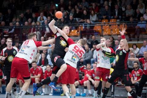 Luebbecke Germany 09 11 2018 2 Handball Bundesliga 2018 2019 TuS N Luebbecke vs ASV Hamm Westfalen L R Jakob Schwabe Hamm Lukasz Gierak Luebbecke Jan von Boenigk Hamm Luebbecke Nordrhein Westfalen Germany Merkur Arena