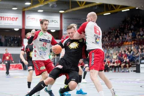 Luebbecke Germany 09 11 2018 2 Handball Bundesliga 2018 2019 TuS N Luebbecke vs ASV Hamm Westfalen L R Sören Soeren Soeren Suedmeier Hamm Patryk Walczak Luebbecke Markus Fuchs Hamm Luebbecke Nordrhein Westfalen Germany Merkur Arena