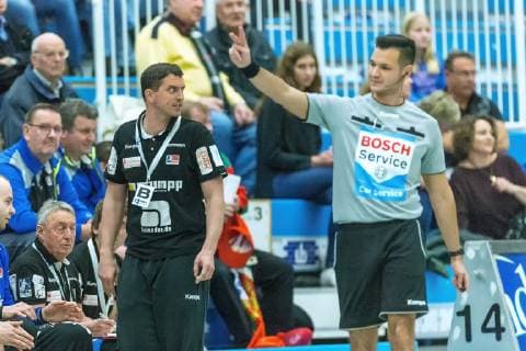 Coach Jens Buerkle Balingen Weilstetten looks at the referee angry at the game TSV Bayer Dorrmagen vs. HBW Balingen Weilstetten Handball 2 Bundesliga 09 11 2018 TSV Bayer Dorrmagen vs. HBW Balingen Weilstetten Handball 2 Bundesliga 09 11 2018 Dormagen Copyright: xEIBNER MarioxHommesx EP_MHS