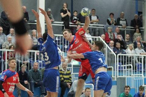 Jona Schoch Balingen Weilstetten 22 throws at goal Benjamin Richter Dormagen 23 and Ian Hueter Dormagen 14 try to block at game TSV Bayer Dorrmagen vs. HBW Balingen Weilstetten Handball 2 Bundesliga 09 11 2018 TSV Bayer Dorrmagen vs. HBW Balingen Weilstetten Handball 2 Bundesliga 09 11 2018 Dormagen Copyright: xEIBNER MarioxHommesx EP_MHS