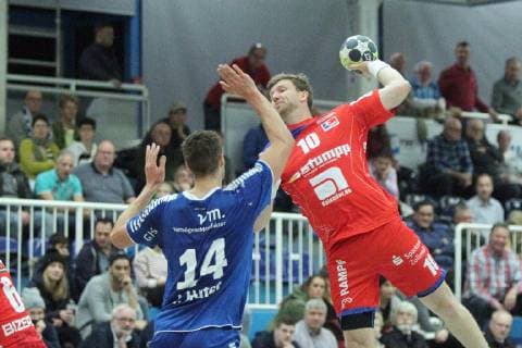 Ian Hueter Dormagen 14 tries to block the throw of Lars Friedrich Balingen Weilstetten 10 at the game TSV Bayer Dorrmagen vs HBW Balingen Weilstetten Handball 2 Bundesliga 09 11 2018 TSV Bayer Dorrmagen vs HBW Balingen Weilstetten Handball 2 Bundesliga 09 11 2018 Dormagen Copyright: xEIBNER MarioxHommesx EP_MHS