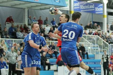 Carl Loefstroem Dormagen 13 and Nuno Rebelo Dormagen 20 try to block the throw of Jona Schoch Balingen Weilstetten 22 at the game TSV Bayer Dorrmagen vs. HBW Balingen Weilstetten Handball 2 Bundesliga 09 11 2018 TSV Bayer Dorrmagen vs. HBW Balingen Weilstetten Handball 2 Bundesliga 09 11 2018 Dormagen Copyright: xEIBNER MarioxHommesx EP_MHS