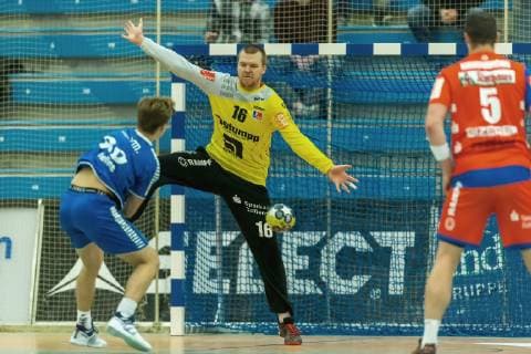 Tim Wieling Dormagen 96 defeats the goalkeeper of HBW Balingen Weilstetten in the game TSV Bayer Dorrmagen vs. HBW Balingen Weilstetten Handball 2 Bundesliga 09 11 2018 TSV Bayer Dorrmagen vs. HBW Balingen Weilstetten Handball 2 Bundesliga 09 11 2018 Dormagen Copyright: xEIBNER MarioxHommesx EP_MHS