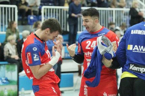 v l Jona Schoch Balingen Weilstetten 22 and Diogo Oliveira Balingen Weilstetten 24 cheer after winning the game TSV Bayer Dorrmagen vs HBW Balingen Weilstetten Handball 2 Bundesliga 09 11 2018 TSV Bayer Dorrmagen vs HBW Balingen Weilstetten Handball 2 Bundesliga 09 11 2018 Dormagen Copyright: xEIBNER MarioxHommesx EP_MHS