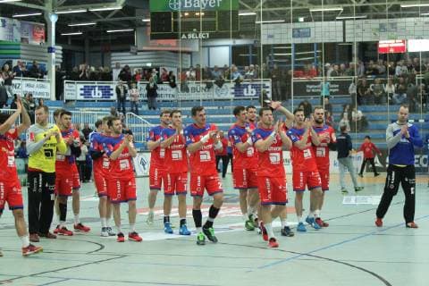 The players of HBW Balingen Weilstetten applaud their fans at the game TSV Bayer Dorrmagen vs HBW Balingen Weilstetten Handball 2 Bundesliga 09 11 2018 TSV Bayer Dorrmagen vs HBW Balingen Weilstetten Handball 2 Bundesliga 09 11 2018 Dormagen Copyright: xEIBNER MarioxHommesx EP_MHS