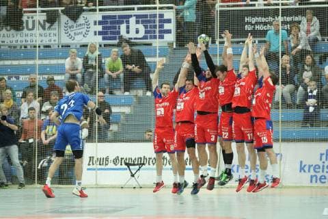 The players of HBW Balingen Weilstetten block a throw of Benjamin Richter Dormagen 23 a few seconds before the end and thus prevent the follow-up goal to 11 12 at the game TSV Bayer Dorrmagen vs. HBW Balingen Weilstetten Handball 2 Bundesliga 09 11 2018 TSV Bayer Dorrmagen vs. HBW Balingen Weilstetten Handball 2 Bundesliga 09 11 2018 Dormagen Copyright: xEIBNER MarioxHommesx EP_MHS