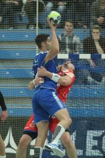 v left in the duel Ian Hueter Dormagen 14 and Marcel Niemeyer Balingen Weilstetten 3 at the game TSV Bayer Dorrmagen vs HBW Balingen Weilstetten Handball 2 Bundesliga 09 11 2018 TSV Bayer Dorrmagen vs HBW Balingen Weilstetten Handball 2 Bundesliga 09 11 2018 Dormagen Copyright: xEIBNER MarioxHommesx EP_MHS