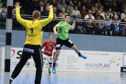 Yannick Terhaer TV Emsdetten 7 from outside against Justin Rundt Handball Sportverein Hamburg 1 in front past Christopher Rix Handball Sportverein Hamburg 24 behind TV Emsdetten vs Handball Sportverein Hamburg Handball 2 Bundesliga 09 11 2018 TV Emsdetten vs Handball Sportverein Hamburg Handball 2 Bundesliga 09 11 2018 Emsdetten Copyright: xEIBNER JanxStrohdiekx EP_JSK