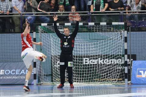 Dominik Axmann Handball Sportverein Hamburg 15 takes a seven-meter run against Mark Ferjan TV Emsdetten 1 TV Emsdetten vs Handball Sportverein Hamburg Handball 2 Bundesliga 09 11 2018 TV Emsdetten vs Handball Sportverein Hamburg Handball 2 Bundesliga 09 11 2018 Emsdetten Copyright: xEIBNER JanxStrohdiekx EP_JSK