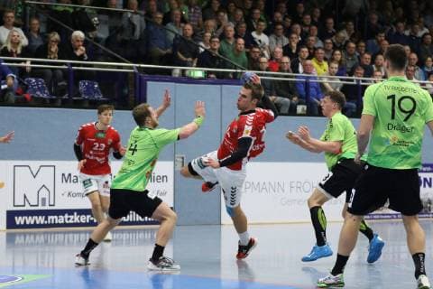 Lukas Ossenkopp Handball Sports Club Hamburg 14 against Merten Krings TV Emsdetten 4 left TV Emsdetten vs Handball Sports Club Hamburg Handball 2 Bundesliga 09 11 2018 TV Emsdetten vs Handball Sports Club Hamburg Handball 2 Bundesliga 09 11 2018 Emsdetten Copyright: xEIBNER JanxStrohdiekx EP_JSK