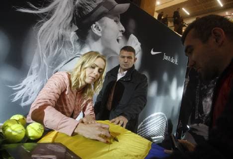 Tennis, Elina Switolina Autogrammstunde in Kiew November 9, 2018 - Kiev, Ukraine - Ukrainian tennis player Elina Svitolina signs autographs on Ukrainian national flag during a meeting and an autograph session for her fans in Kiev, Ukraine, on 09 November, 2018. Ukrainian tennis player Elina Svitolina defeating Sloane Stephens of the United States of season-ending WTA Tennis Damen Finals on 29 October 2018 in Singapore. Ukrainian Tennis Player Elina Svitolina In Kiev  - ZUMAn230 20181109_zaa_n230_333 Copyright: xStrx