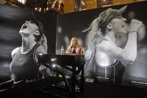 Tennis, Elina Switolina Autogrammstunde in Kiew November 9, 2018 - Kiev, Ukraine - ELINA SVITOLINA ,Ukrainian tennis player, attends a meeting with her fans during an autograph session in Kiev, Ukraine, on 9 November 2018. Elina Svitolina of Ukraine winning against Sloane Stephens of the USA and register the biggest win of her career when she rallied for a 2-1 (3-6, 6-2, 6-2), during their singles final match of the BNP Paribas WTA Tennis Damen Finals 2018 held in Singapore on 28 October 2018,and ended the yearas as the 4th place in the WTA ranking,as media reported. ELINA SVITOLINA mets with her fans in Kiev - ZUMAg194 20181109_zap_g194_021 Copyright: xSergxGlovnyx