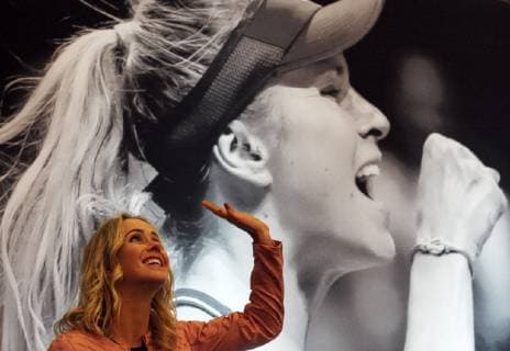 Tennis, Elina Switolina Autogrammstunde in Kiew November 9, 2018 - Kiev, Ukraine - Ukrainian tennis superstar ELINA SVITOLINA, 24, speaks to her fans and signs tennis balls and throws to large gathering of fans. Elina just registered the biggest win of her career when she rallied for a 2-1 (3-6, 6-2, 6-2), during their singles final match of the BNP Paribas WTA Tennis Damen Finals 2018 held in Singapore and ended the year in 4th place in the WTA ranking, Tennis Superstar ELINA SVITOLINA Greets Fans - ZUMAg194 20181109_zap_g194_025 Copyright: xSergxGlovnyx