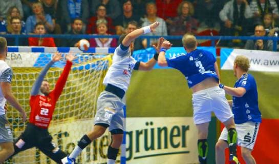 Goalkeeper Mario Huhnstock Dresden stretches after a throw by Eric Meinhardt Aue right Bengt Bornhorn Aue Handball 2 Liga 2018 19 EHV Aue HC Elbflorenz Dresden 25 23 am 9 11 2018 EHV Aue HC Elbflorenz Dresden