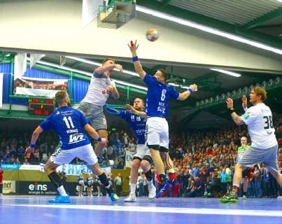 Jump shot by Nils Kretschmer Dresden further from left Benas Petreikis Aue Jort Neuteboom Aue Kevin Roch Aue and Henning Quade Dresden Handball 2 League 2018 19 EHV Aue HC Elbflorenz Dresden 25 23 at 9 11 2018 EHV Aue HC Elbflorenz Dresden