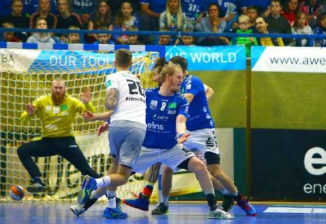 Nils Kretschmer Dresden checks goalkeeper Vilius Rasimas Aue right Bengt Bornhorn Aue Handball 2 League 2018 19 EHV Aue HC Elbflorenz Dresden 25 23 am 9 11 2018 EHV Aue HC Elbflorenz Dresden