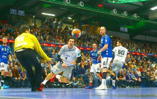 Goalkeeper Eric Töpfer Aue parries the throw of Gabor Pulay Dresden Handball 2 League 2018 19 EHV Aue HC Elbflorenz Dresden am 9 11 2018 EHV Aue HC Elbflorenz Dresden