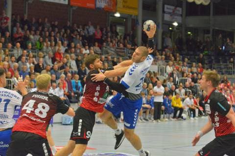 HSG Nordhorn Lingen Dessau Rosslauer HV Handball 2 Bundesliga Daniel Zele 28 vs. 94 Georg Poehle and 48 Julian Possehl GER Handball HSG Nordhorn Lingen Dessau Rosslauer HV 09 11 2018 Nordhorn Copyright: xEIBNER Juergen_Luekenx EP_LUEKEN_EER