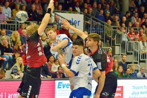 HSG Nordhorn Lingen Dessau Rosslauer HV Handball 2 Bundesliga 13 Gregor Remke against left presumably Patrick Miedema and right 94 Georg Poehle Die 21 Philip Jungemann GER Handball HSG Nordhorn Lingen Dessau Rosslauer HV 09 11 2018 Nordhorn Copyright: xEIBNER Juergen_Luekenx EP_LUEKEN_EER