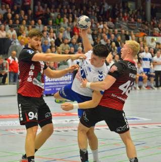 HSG Nordhorn Lingen Dessau Rosslauer HV Handball 2 Bundesliga Philip Jungermann against 94 Georg Poehle and 48 Julian Possehl GER Handball HSG Nordhorn Lingen Dessau Rosslauer HV 09 11 2018 Nordhorn Copyright: xEIBNER Juergen_Luekenx EP_LUEKEN_EER