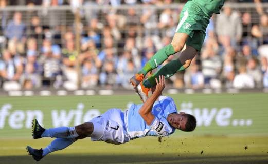 Sport Themen der Woche KW45 Sport Bilder des Tages 10.11.2018, Fussball 3. Bundesliga 2018 2019, 15. Spieltag, TSV 1860 München - Hallescher FC, im Städtischen Stadion an der Grünwalderstrasse in München. v.li: Torwart Kai Eisele (Hallescher FC) mit dem knie zuerst gegen Stefan Lex (TSV 1860 München), das gibt Elfmeter für die Löwen zum 1:1 Ausgleich. ** DFL regulations prohibit any use of photographs as image sequences and or quasi-video. ** *** 10 11 2018 Football 3 Bundesliga 2018 2019 15 Matchday TSV 1860 Munich Hallescher FC in the Städtischen Stadion an der Grünwalderstrasse in Munich v li Goalkeeper Kai Eisele Hallescher FC with the knee first against Stefan Lex TSV 1860 Munich that gives penalty for the lions to 1 1 Compensation DFL regulations prohibit any use of photographs as image sequences and or quasi video
