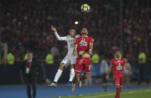 (181111) -- TEHRAN, Nov. 11, 2018 -- Adam Hemati (R) of Persepolis vies with Hiroki Abe of Kashima Antlers during the AFC Champions League final match between Japan s Kashima Antlers and Iran s Persepolis FC in Azadi Stadium in Tehran, Iran, Nov. 10, 2018. Kashima Antlers secured a 0-0 draw to win the final match 2-0 on aggregate. ) (SP)IRAN-TEHRAN-AFC CHAMPIONS LEAGUE-FINAL AhmadxHalabisaz 