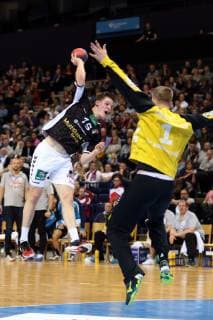 Handball Handball 2 League 2018 2019 Handball Sportverein Hamburg vs HSG Nordhorn Lingen Dominik Axmann Hamburg successful goal throw goalkeeper Bart Ravensbergen Nordhorn Barclay Card Arena Hamburg