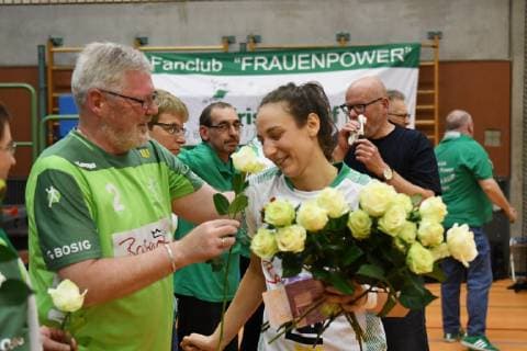 Iris Guberinic Fresh On Goeppingen gets flowers from the fans for the birthday TV Nellingen vs Fresh On Goeppingen Handball Bundesiga Women 7 Matchday 11 11 2018 TV Nellingen vs Fresh On Goeppingen Handball Bundesiga Women 7 Matchday 11 11 2018 Nellingen Copyright: xEIBNER Florian_Schustx EP_SCHUST