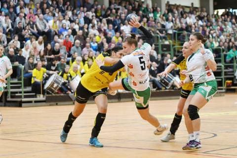 Annika Blanke Frisch Auf Goeppingen in a duel with Isabel Tissekker TV Nellingen TV Nellingen vs Frisch Auf Goeppingen Handball Bundesiga Women 7 Matchday 11 11 2018 TV Nellingen vs Frisch Auf Goeppingen Handball Bundesiga Women 7 Matchday 11 11 2018 Nellingen Copyright: xEIBNER Florian_Schustx EP_SCHUST