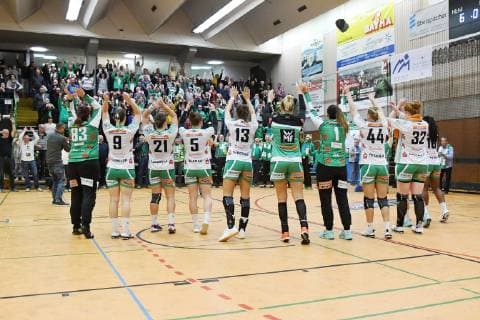 The Goeppinger celebrate with their fans TV Nellingen vs. Frisch Auf Goeppingen Handball Bundesiga Women 7 Matchday 11 11 2018 TV Nellingen vs. Frisch Auf Goeppingen Handball Bundesiga Women 7 Matchday 11 11 2018 Nellingen Copyright: xEIBNER Florian_Schustx EP_SCHUST