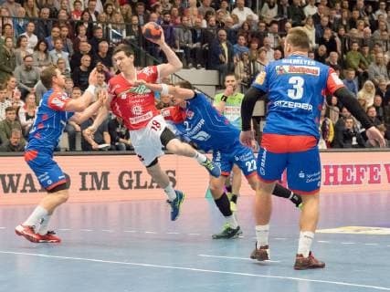 18 Ragnar Johannsson TV 05 07 Huettenberg Torschuss Dynamik HBW Balingen Weilstetten vs. TV 05 07 Huettenberg Handball 2 Bundesliga Men Season 2018 2019 11 10 2018 HBW Balingen Weilstetten vs. TV 05 07 Huettenberg Handball 2 Bundesliga Men Season 2018 2019 11 10 2018 Balingen Copyright: xEIBNER NicolasxWoernx EP_NWN
