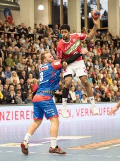 22 Dieudonne Mubenzem TV 05 07 Huettenberg Marcel Niemeyer HBW Balingen Weilstetten 03 Duel Score Throw on goal HBW Balingen Weilstetten vs. TV 05 07 Huettenberg Handball 2 Bundesliga Men Season 2018 2019 11 10 2018 HBW Balingen Weilstetten vs. TV 05 07 Huettenberg Handball 2 Bundesliga Men Season 2018 2019 11 10 2018 Balingen Copyright: xEIBNER NicolasxWoernx EP_NWN