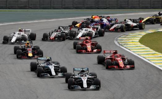 Grande Prêmio do Brasil de Fórmula 1 2018 SÃO PAULO, SP - 11.11.2018: GRANDE PRÊMIO DO BRASIL DE FÓRMULA 1 2018 - Lewis HAMILTON, GBR, Mercedes-AMG-Petronas Formula One Team makes the first corner first during the 2018 Formula 1 Grand Prix of Brazil, held at the Autodromo de Interlagos, in São Paulo, SP. (Photo: Rodolfo Buhrer La Imagem Fotoarena) x1638815x  RodolfoxBuhrer