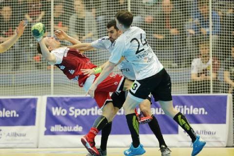 Janko Bozovic Emsdetten 77 and Sven Wesseling Emsdetten 24 block an attack of Justin Mueller Essen 25 at the game TUSEM Essen vs. TV Emsdetten Handball 2 Bundesliga 11 11 2018 TUSEM Essen vs. TV Emsdetten Handball 2 Bundesliga 11 11 2018 Essen Copyright: xEIBNER MarioxHommesx EP_MHS