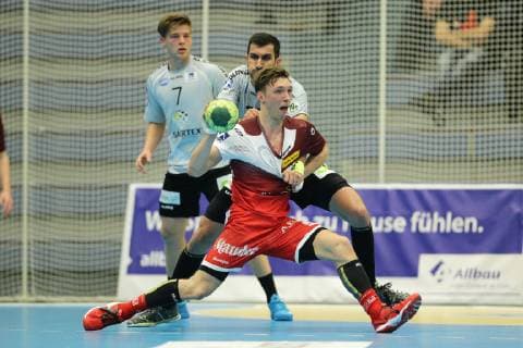 v l Yannick Terhaer Emsdetten 7 observes how Janko Bozovic Emsdetten 77 Justin Mueller Essen 25 blocks at match TUSEM Essen vs TV Emsdetten Handball 2 Bundesliga 11 11 2018 TUSEM Essen vs TV Emsdetten Handball 2 Bundesliga 11 11 2018 Essen Copyright: xEIBNER MarioxHommesx EP_MHS