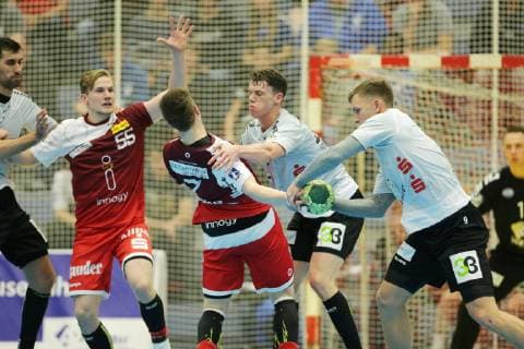 v l Niklas Ingenpass Essen 55 lurks for the ball Luca Witzke Essen 7 is blocked by Sven Wesseling Emsdetten 24 and Merten Krings Emsdetten 4 at the game TUSEM Essen vs TV Emsdetten Handball 2 Bundesliga 11 11 2018 TUSEM Essen vs TV Emsdetten Handball 2 Bundesliga 11 11 2018 Essen Copyright: xEIBNER MarioxHommesx EP_MHS