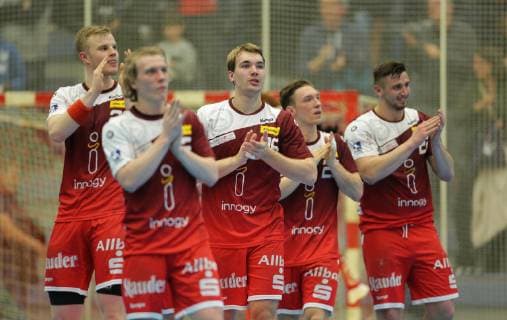 v l Lucas Firnhaber Essen 26 Noah Beyer Essen 2 Julian Borchert Essen 16 Justin Mueller Essen 25 and Dennis Szczesny Essen 22 applaud fans at the game TUSEM Essen vs TV Emsdetten Handball 2 Bundesliga 11 11 2018 TUSEM Essen vs TV Emsdetten Handball 2 Bundesliga 11 11 2018 Essen Copyright: xEIBNER MarioxHommesx EP_MHS