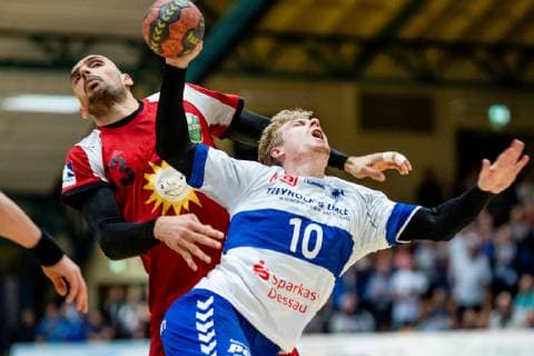 Slavomir Mlotek 10 Dessau Rosslauer HV 06 on the ball with Marko Bagaric 13 TuS N Luebbecke during the DKB Handball 2 Bundesliga match between Dessau Rosslauer HV 06 and TuS N Luebbecke in the Anhalt Arena on 11 November 2018 in Bauhausstadt Dessau Sachsen Anhalt Saxony Anhalt Germany Germany Eibner Hartmut Boesener HB 2BL Dessau Rosslauer HV 06 TuS N Luebbecke Dessau Copyright: xEIBNER HartmutxBoesenerx EP_HBR