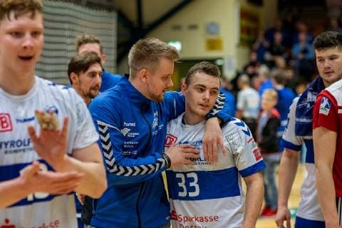 Max Scheithauer 35 Dessau Rosslauer HV 06 troestet Jan Zahradnicek 33 Dessau Rosslauer HV 06 during the DKB Handball 2 Bundesliga match between Dessau Rosslauer HV 06 and TuS N Luebbecke in the Anhalt Arena on 11 November 2018 in Bauhausstadt Dessau Sachsen Anhalt Saxony Anhalt Germany Germany Eibner Hartmut Boesener HB 2BL Dessau Rosslauer HV 06 TuS N Luebbecke Dessau Copyright: xEIBNER HartmutxBoesenerx EP_HBR