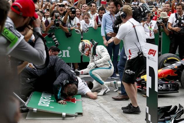 Motorsports: FIA Formula One World Championship WM Weltmeisterschaft 2018, Grand Prix of Brazil World Championship;2018;Grand Prix;Brazil , 44 Lewis Hamilton (GBR, Mercedes AMG Petronas F1 Team), Barriers collapse as Lewis Hamilton, Mercedes AMG F1 celebrates with his mechanics in Parc Ferme Sao Paulo Brazil