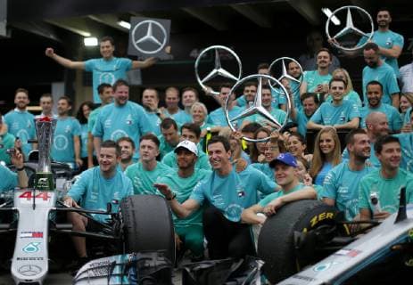 Grande Prêmio do Brasil de Fórmula 1 2018 SÃO PAULO, SP - 11.11.2018: GRANDE PRÊMIO DO BRASIL DE FÓRMULA 1 2018 - Lewis HAMILTON, GBR, Mercedes-AMG-Petronas Formula One Team celebrates with the team during the 2018 Formula 1 Brazilian Grand Prix, held at the Autodromo de Interlagos, in São Paulo, SP. (Photo: Rodolfo Buhrer La Imagem Fotoarena) x1639084x  RodolfoxBuhrer