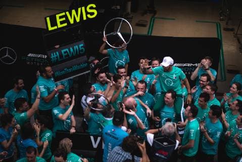 Grande Prêmio do Brasil de Fórmula 1 2018 SÃO PAULO, SP - 11.11.2018: GRANDE PRÊMIO DO BRASIL DE FÓRMULA 1 2018 - Lewis HAMILTON, GBR, Mercedes-AMG-Petronas Formula One Team celebrates with the team the achievement of the Formula 1 constructors& championshinship, during the 2018 Formula 1 Brazil Grand Prix held at the Autodromo de Interlago São Paulo, lo, SP. (Photo: Victor Eleutério Fotoarena) x1639094x  VictorxEleutério