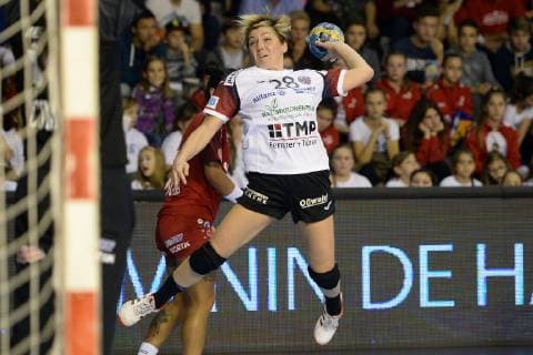 (181112) -- KOPRIVNICA, Nov. 12, 2018 -- Lydia Jakubisova (R) of Thuringer HC shoots during the fifth round match at EHF Champions League between RK Podravka Vegeta and Thuringer HC in Koprivnica, Croatia, Nov. 11, 2018. Thuringer HC won 31-23. ) (SP) CROATIA-KOPRIVNICA-HANDBALL-EHF CHAMPIONS LEAGUE VjeranxZganecxRogulja 