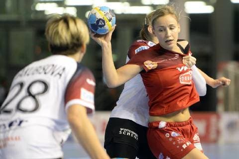 (181112) -- KOPRIVNICA, Nov. 12, 2018 -- Natalia Chigirinova (R) of RK Podravka Vegeta competes during the fifth round match at EHF Champions League between RK Podravka Vegeta and Thuringer HC in Koprivnica, Croatia, Nov. 11, 2018. Thuringer HC won 31-23. ) (SP) CROATIA-KOPRIVNICA-HANDBALL-EHF CHAMPIONS LEAGUE VjeranxZganecxRogulja 