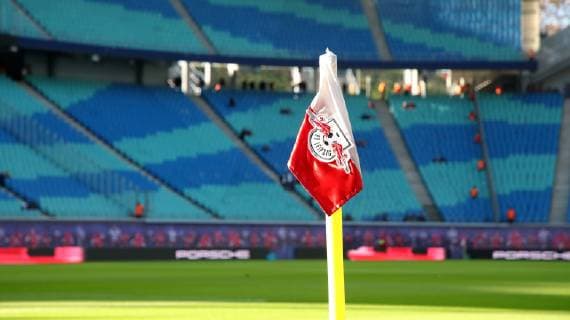 RB Leipzig - Leverkusen Fussball Bundesliga Leipzig, 11.11.2018, Red Bull Arena, Fussball, 1.Bundesliga, 11.Spieltag , RB Leipzig vs. Bayer 04 Leverkusen 3:0 (1:0) , Im Bild; Eckfahne, Fahne, Logo RB Leipzig. , Gemäß den Vorgaben der DFL Deutsche Fußball Liga ist es untersagt, in dem Stadion und oder vom Spiel angefertigte Fotoaufnahmen in Form von Sequenzbildern und oder videoähnlichen Fotostrecken zu verwerten bzw. verwerten zu lassen. , *** RB Leipzig Leverkusen Fussball Bundesliga Leipzig 11 11 2018 Red Bull Arena Fussball 1 Bundesliga 11 Spieltag RB Leipzig vs. Bayer 04 Leverkusen 3 0 1 0 In the picture corner flag flag logo RB Leipzig In accordance with the specifications of the DFL Deutsche Fußball Liga it is forbidden to use or have used photographs taken in the stadium and or from the match in the form of sequence pictures and or video-like photo series