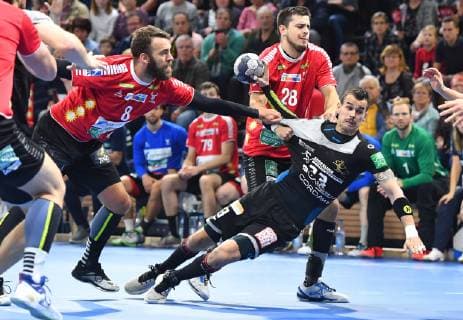 on ball Roman Becvar Dresden against left Philipp Pöter Rhein Vikings behind SrdjanPredragovic Rhein Vikings HC Elbflorenz Dresden against HC Rhein Vikings Handball 2 League of Men 2 Bundesliga Season 2018 2019 Dresden BallsportARENA Dresden 11 11 2018