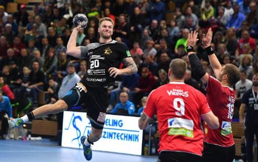 on ball Nils Kretschmer Dresden against Miladin Kozlina 9 and Teo Coric both Rhein Vikings HC Elbflorenz Dresden against HC Rhein Vikings Handball 2 League of Men 2 Bundesliga Season 2018 2019 Dresden BallsportARENA Dresden 11 11 2018