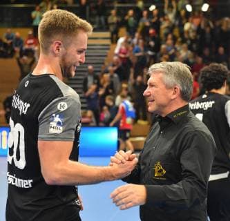 v l Nils Kretschmer with President Uwe Saegeling both Dresden HC Elbflorenz Dresden vs. HC Rhein Vikings Handball 2 League of Men 2 Bundesliga Season 2018 2019 Dresden BallsportARENA Dresden 11 11 2018