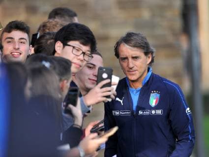 Fußball, Nationalteam Italien Training Photo LaPresse - Jennifer Lorenzini 12 November 2018 Firenze (Italy) Soccer Italy Italian Football meeting - "Coverciano" - training In the pic: Roberto Mancini with supporters  Copyright: xJenniferxLorenzini LaPressex